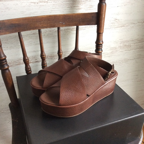 Runaway Wedge Sandal in Saddle - Picture 2 of 4